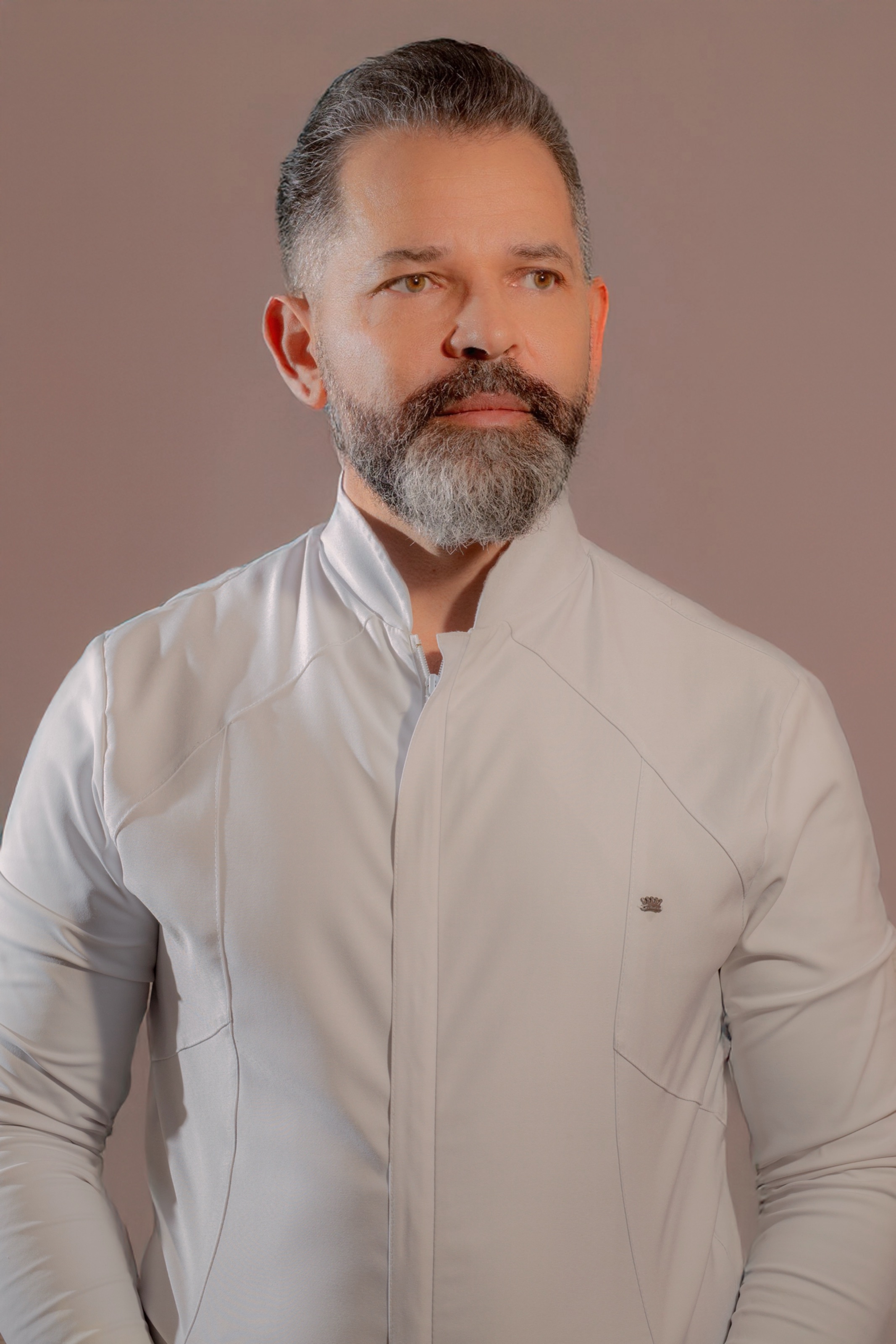 Acupunturista realizando diagnóstico por palpação abdominal em paciente na Clínica Fábio Pense, Lourdes, Belo Horizonte